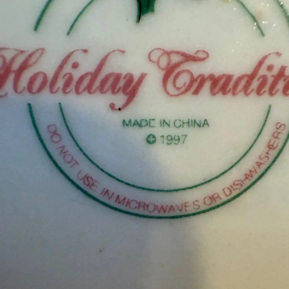 1997 Holiday Traditions Christmas Holiday Holly Berry Bowls Gold Trim Set of 3